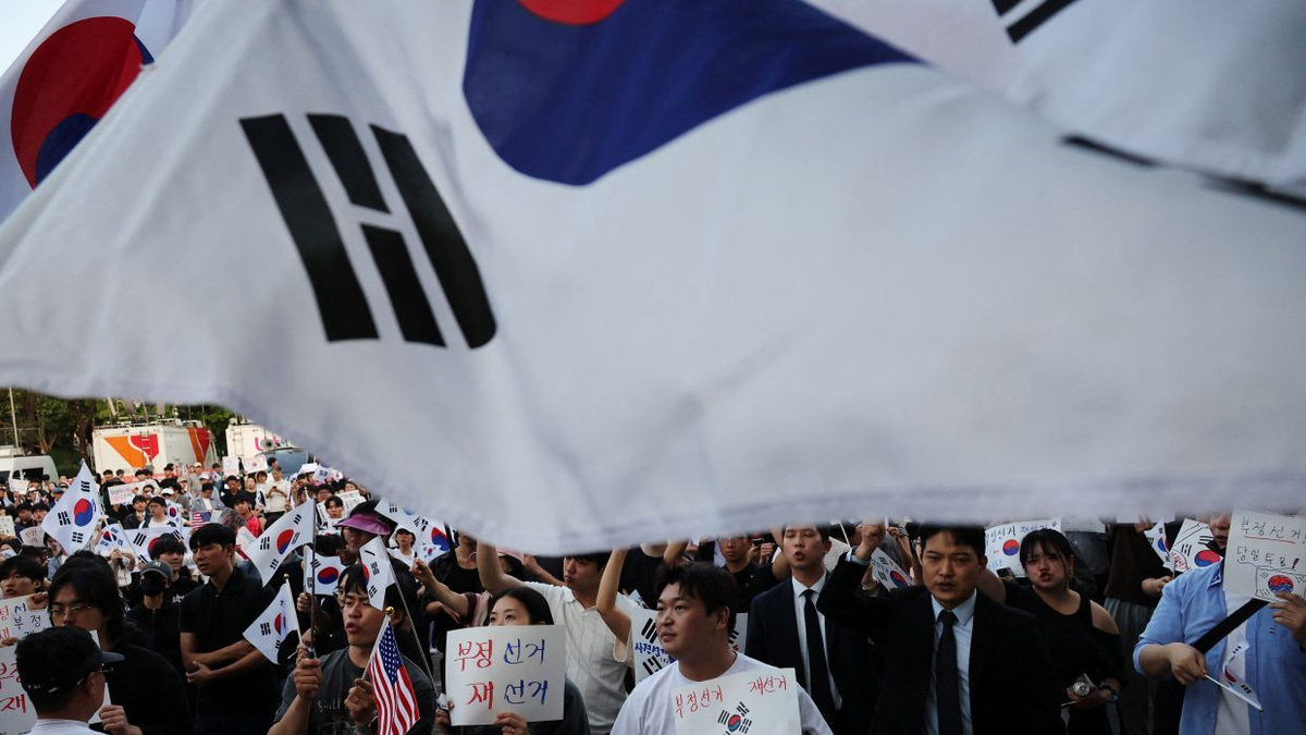 South Korea's President Lee Seeks Balance Between Election Accountability and Protest Restraint