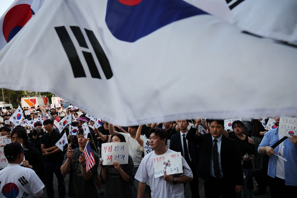 South Korea's President Lee Seeks Balance Between Election Accountability and Protest Restraint