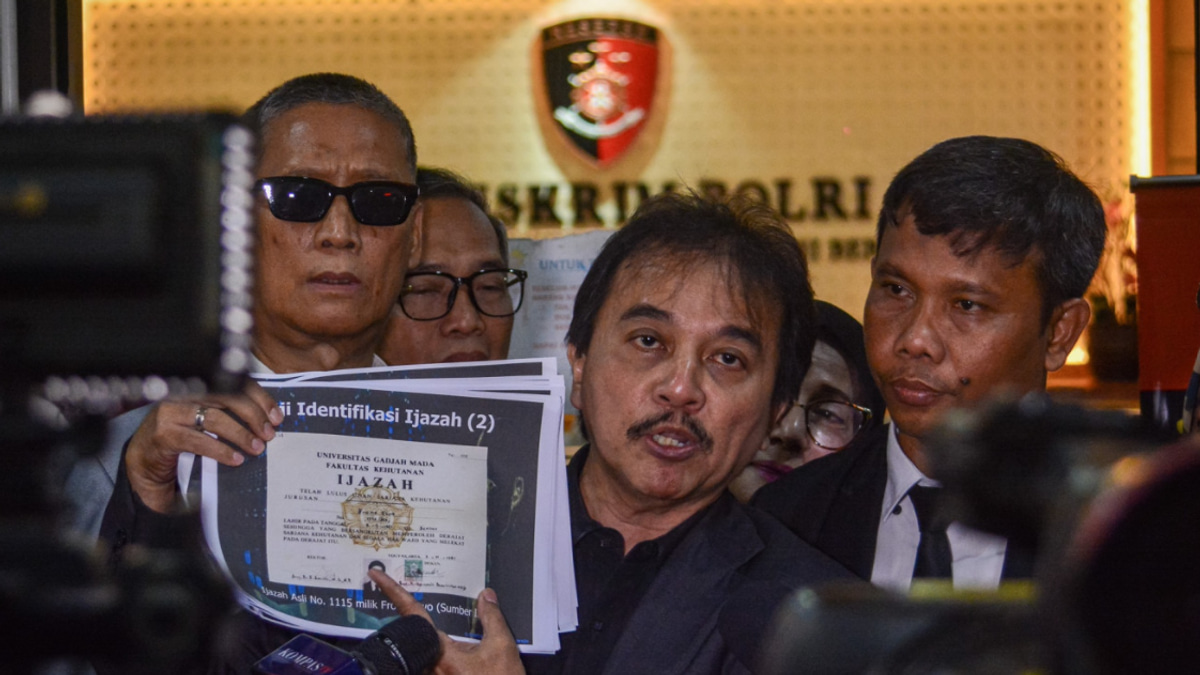 Ex-Indonesian minister Roy Suryo detained over defamation claims in Jokowi diploma row