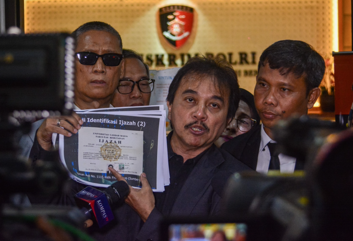 Ex-Indonesian minister Roy Suryo detained over defamation claims in Jokowi diploma row