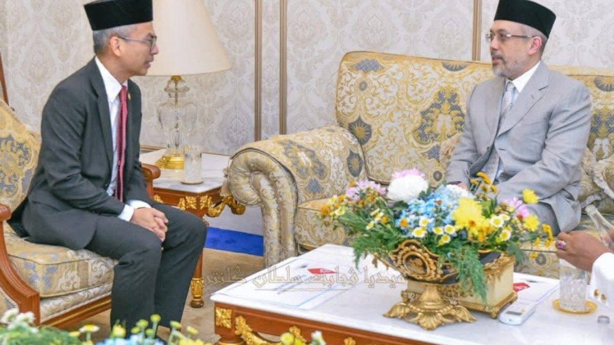 Communications Minister Fahmi Meets Kelantan Regent to Discuss Fake Accounts and Misinformation