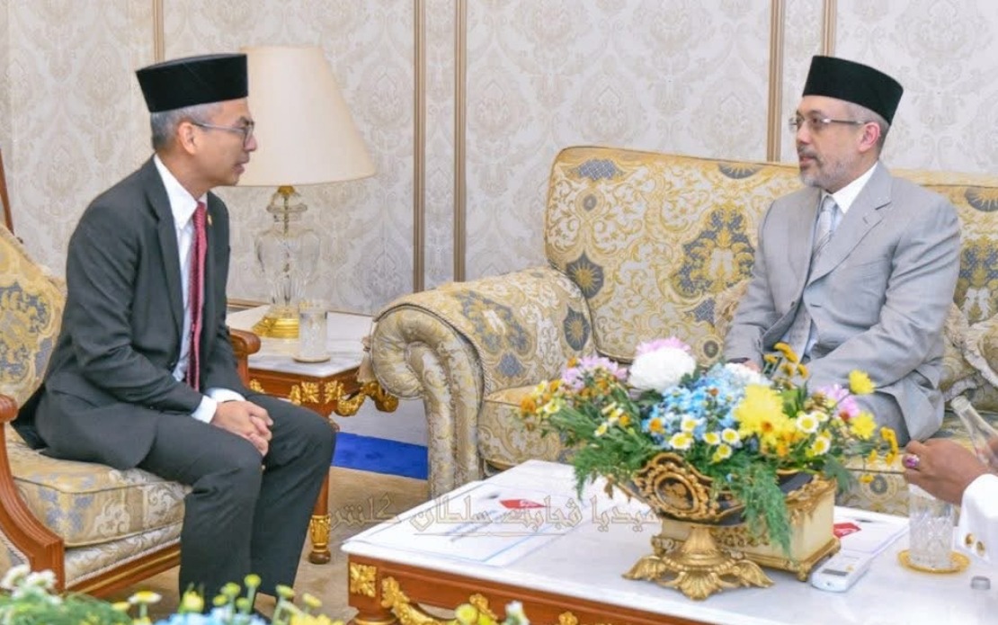 Communications Minister Fahmi Meets Kelantan Regent to Discuss Fake Accounts and Misinformation