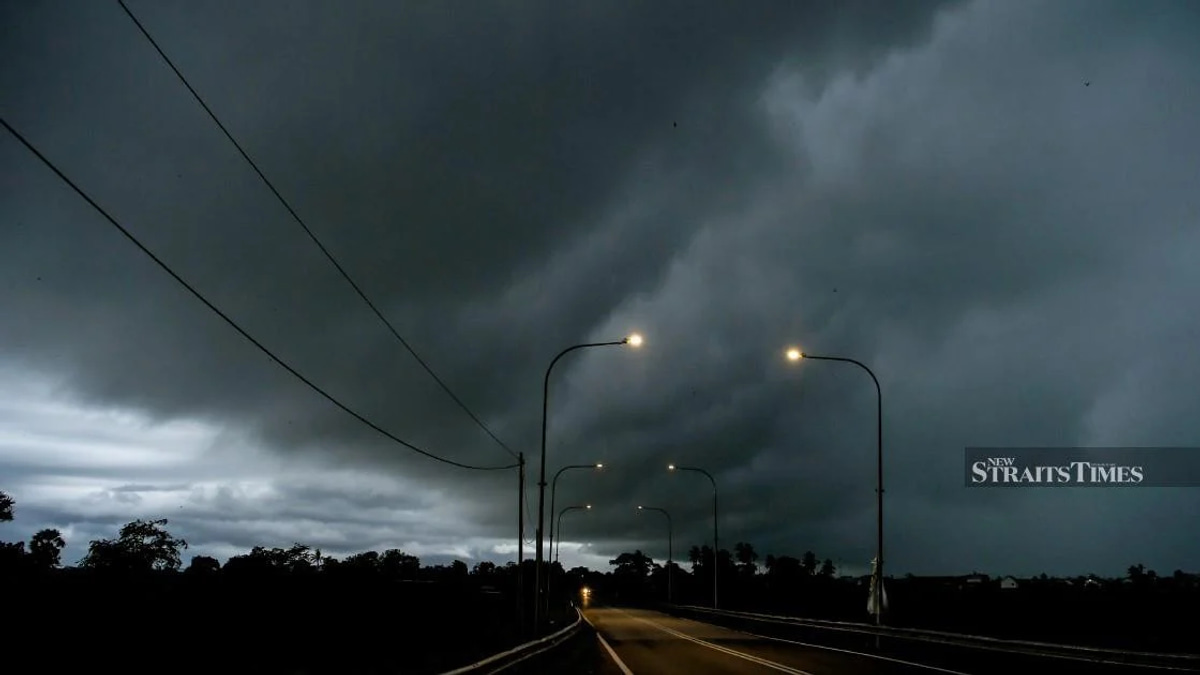 Weather Alert: Thunderstorms and Heavy Rain Expected Across 12 Malaysian Regions This Morning