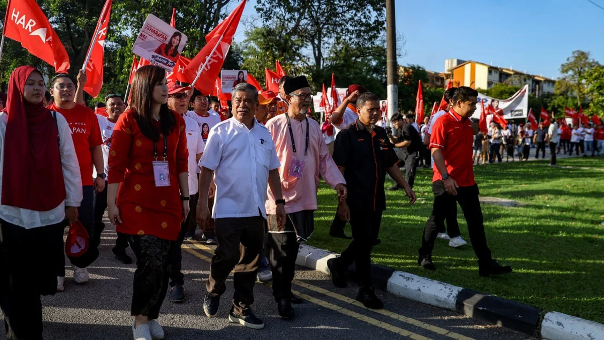 Johor voters signal backing for Pakatan Harapan as Sharon Teo files nomination papers in Permas