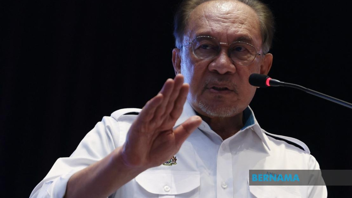 Anwar Warns Against Dragging Royalty Into Political Contests