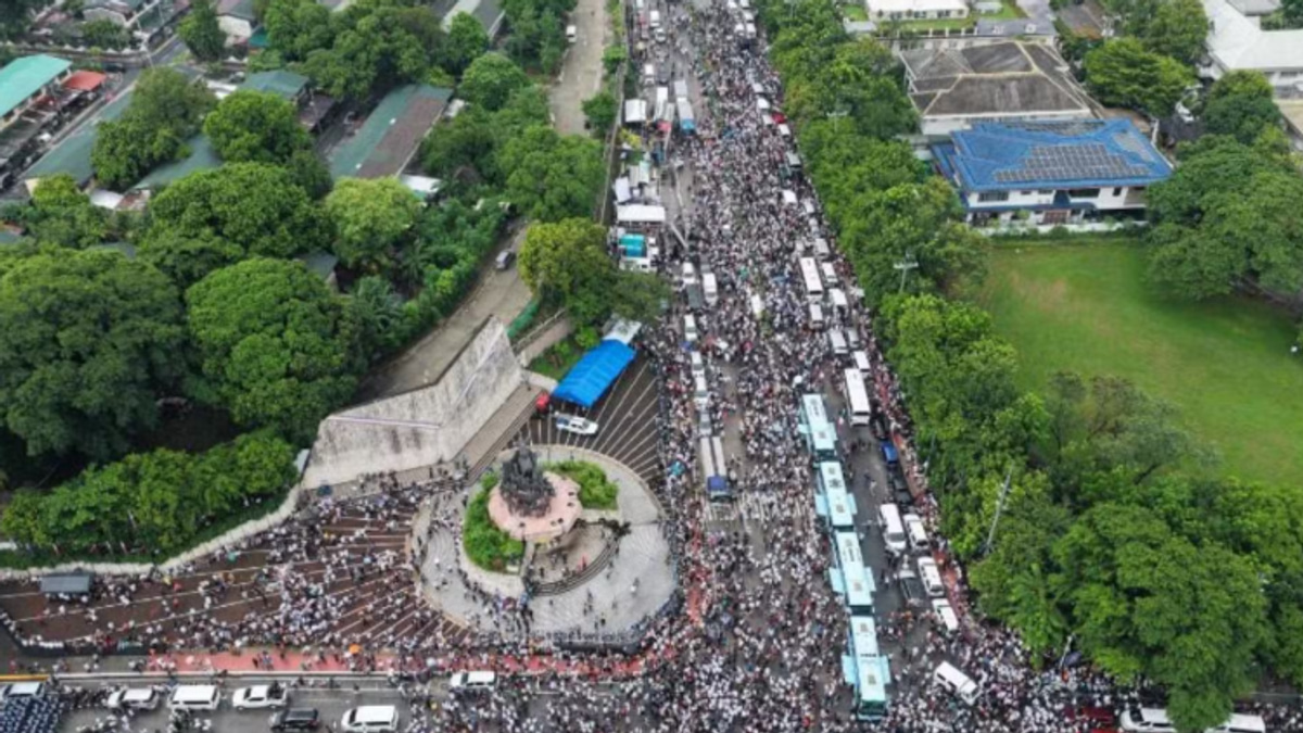 Philippine religious sect stages massive Manila protest over senator's graft charges