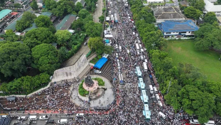 Philippine religious sect stages massive Manila protest over senator's graft charges