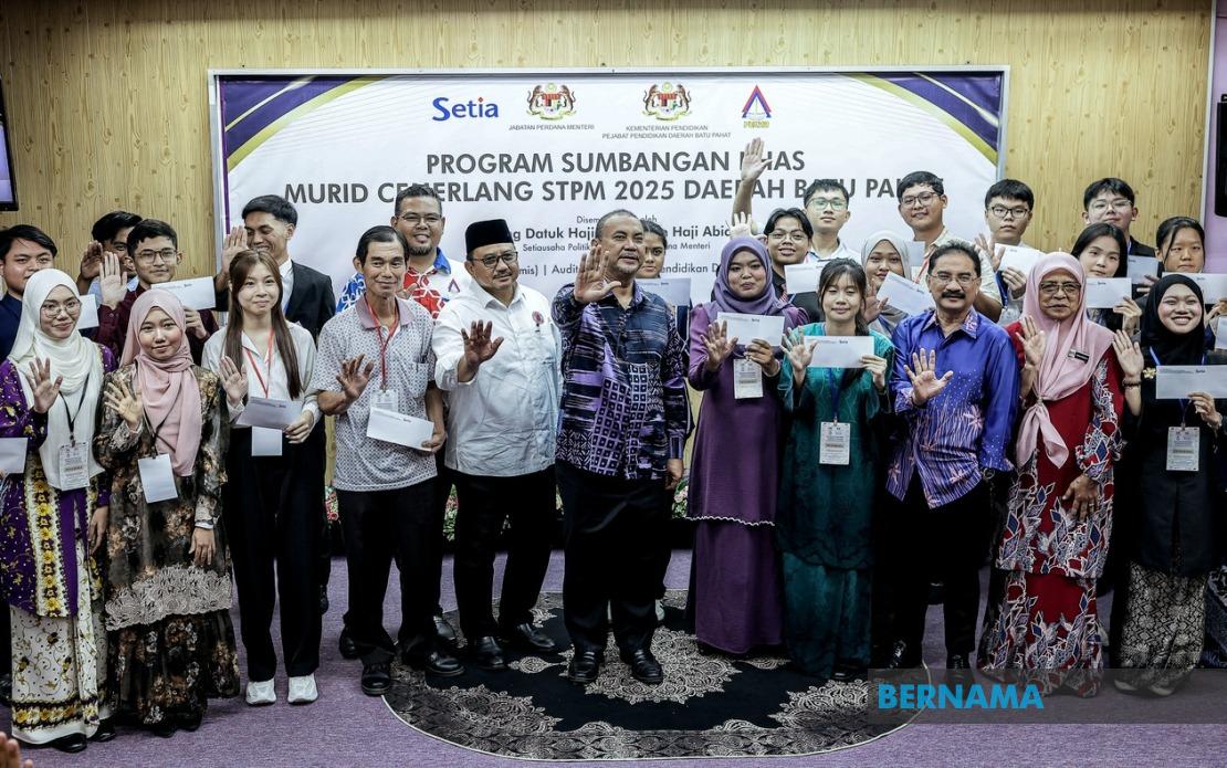 214 Top STPM Students in Batu Pahat Receive Prime Minister's Special Recognition Award