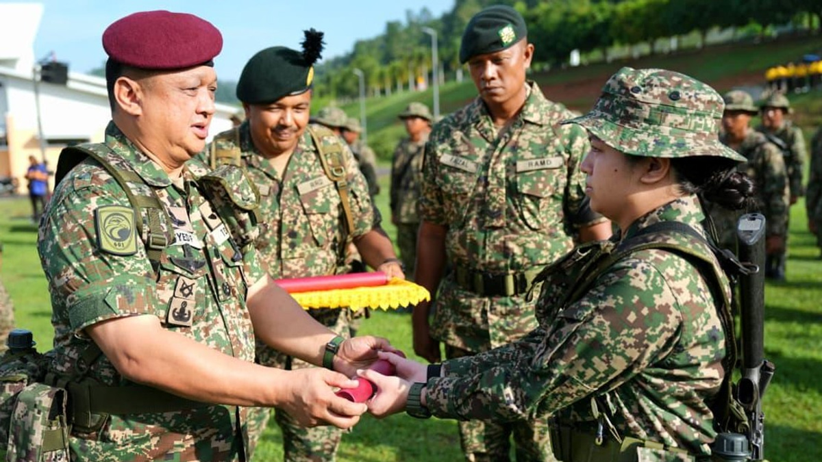 Raja Muda of Perlis' Daughter Graduates from Army's Young Soldier Course