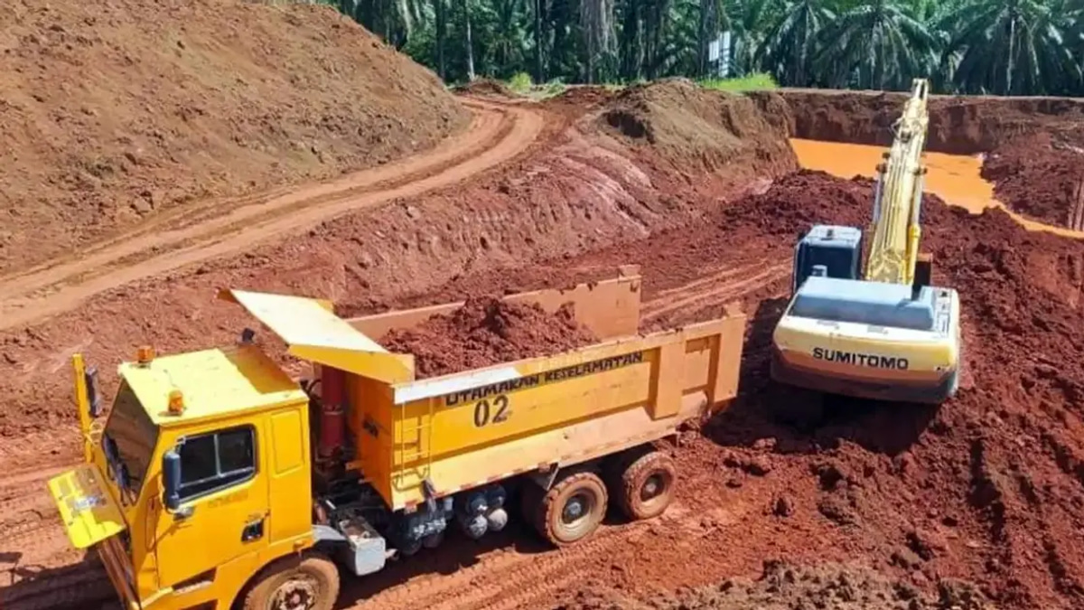 Nine arrested as authorities seize RM3.75 million in assets in bauxite mining crackdown on Felda plantation