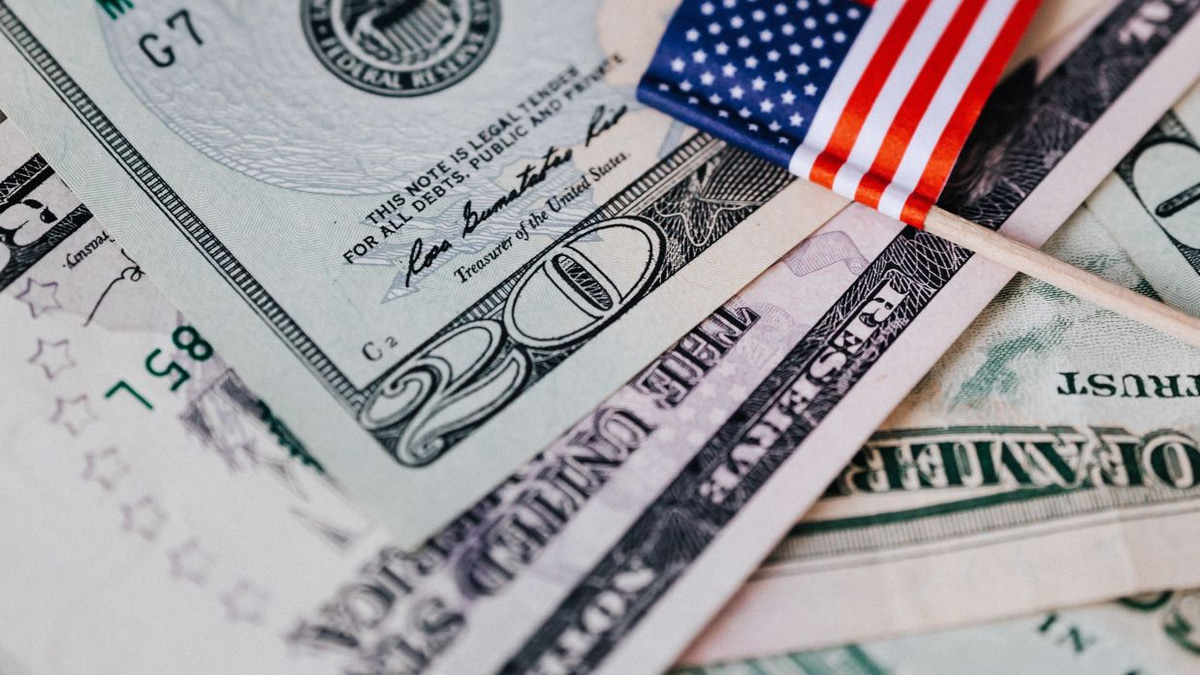 Dollar Surges to Year-High as Fed Rate Hike Bets Intensify; Yen Tumbles Toward 40-Year Nadir