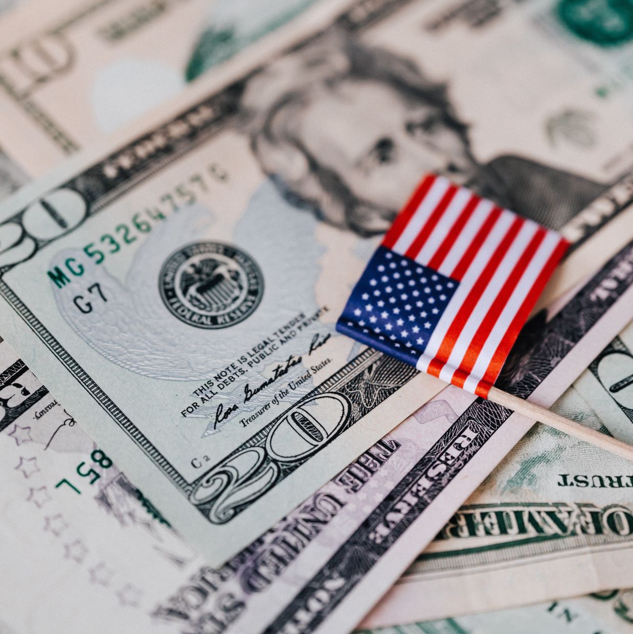 Dollar Surges to Year-High as Fed Rate Hike Bets Intensify; Yen Tumbles Toward 40-Year Nadir