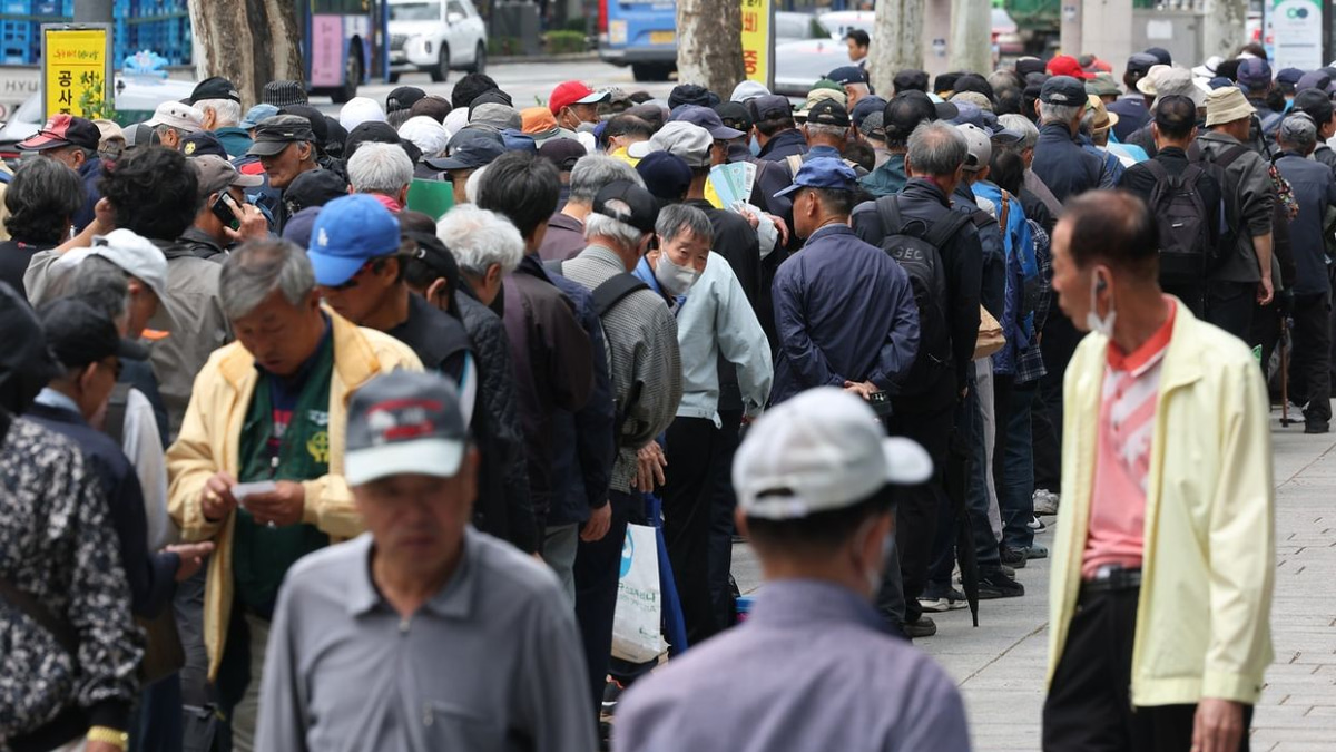 Seoul Weighs Burden of Free Bus Fares for Elderly as Fiscal Pressure Mounts