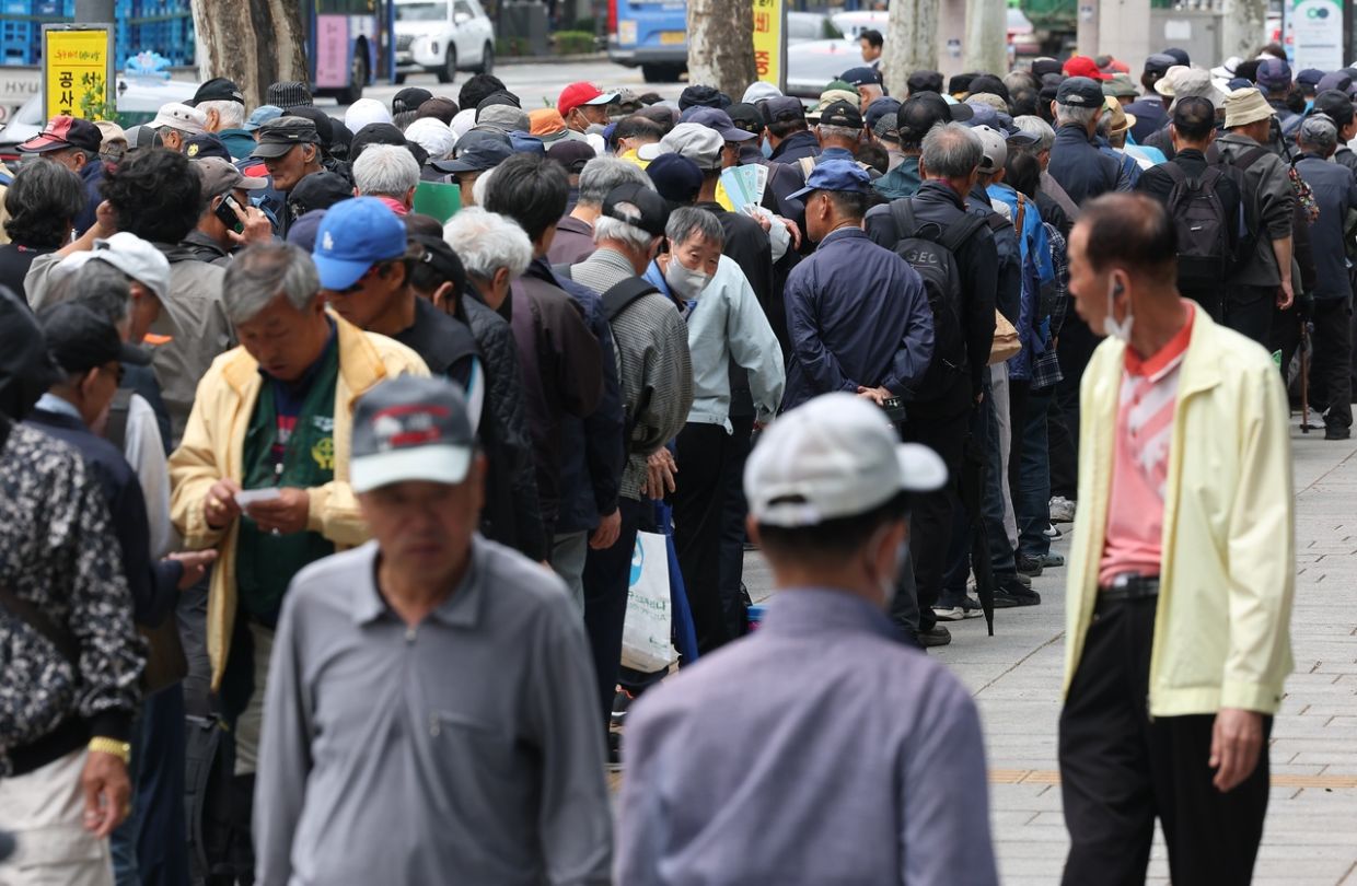 Seoul Weighs Burden of Free Bus Fares for Elderly as Fiscal Pressure Mounts