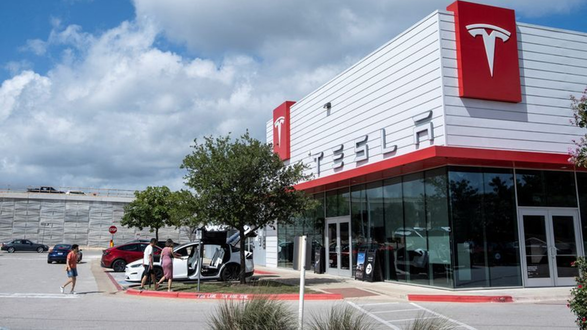 US safety board launches investigation into deadly Tesla crash in Texas; family sues over defective autopilot