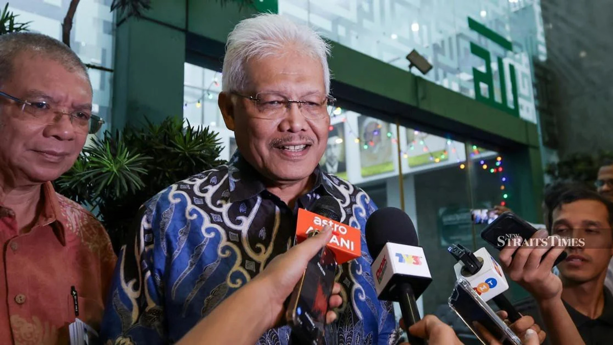 Hamzah Zainudin to Resume Opposition Leader Role as Parliament Seating Chart Reshuffled