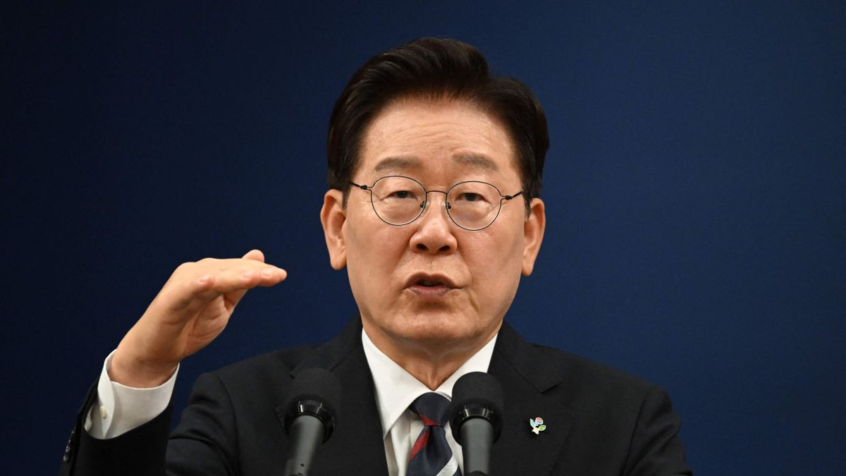 South Korean President Lee's Approval Rating Falls Below 50% for First Time