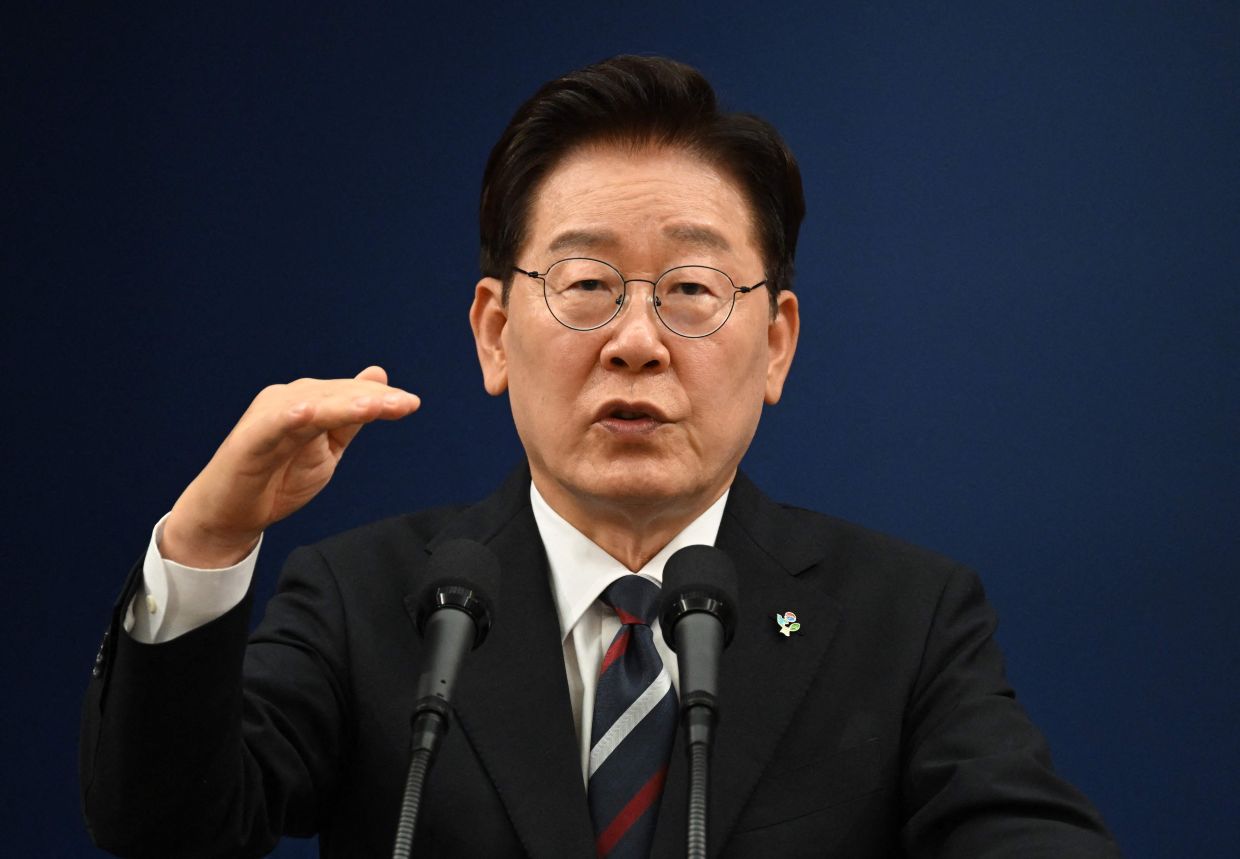 South Korean President Lee's Approval Rating Falls Below 50% for First Time