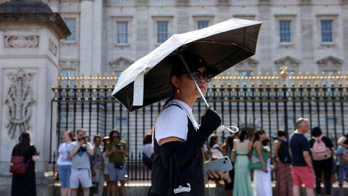 Buckingham Palace Guard Ceremony Suspended as UK Battles Extreme Heat