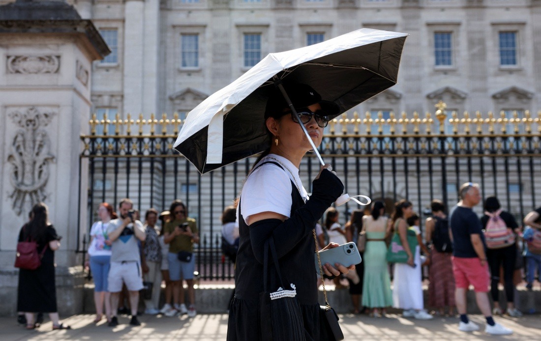 Buckingham Palace Guard Ceremony Suspended as UK Battles Extreme Heat