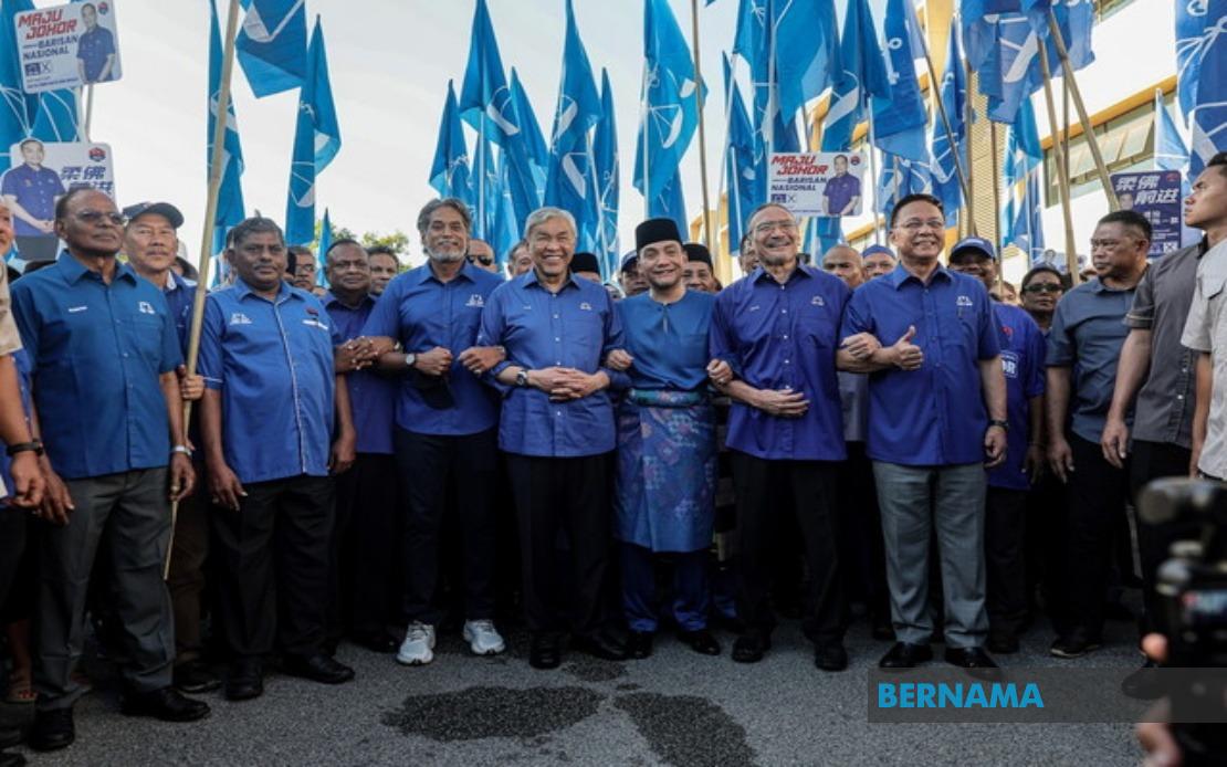 Senior UMNO figures rally behind Onn Hafiz at Johor nomination filing