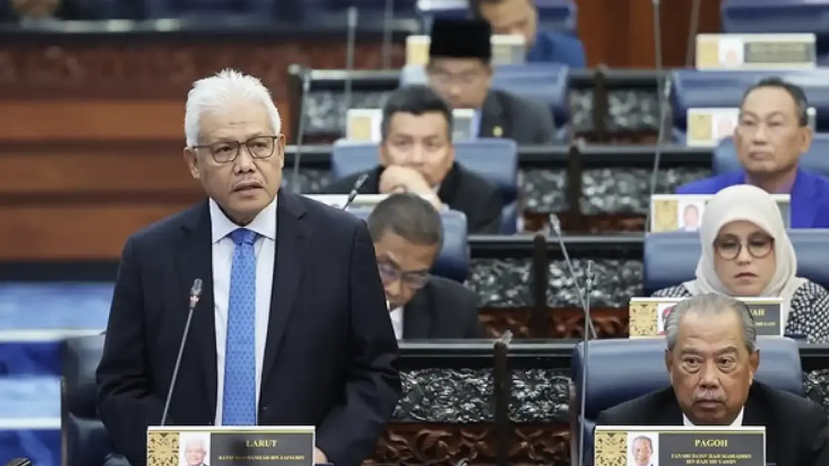 Hamzah Reclaims Opposition Leader's Front-Row Seat as Muhyiddin Shifts Down the Ranks