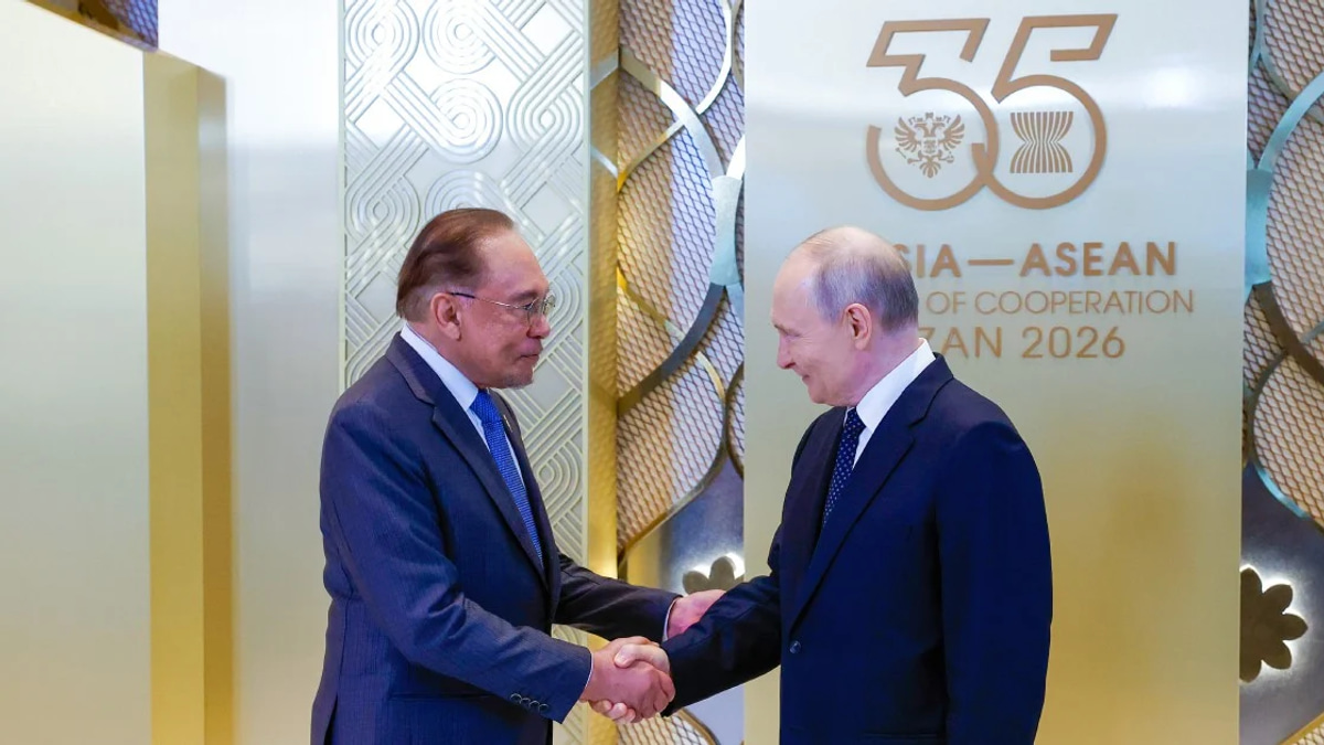 Anwar, Putin Explore Energy Cooperation and Currency Shifts in Bilateral Talks