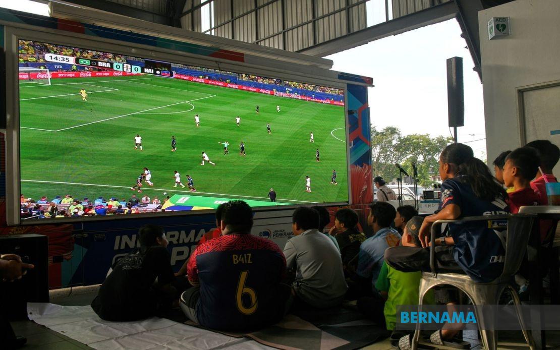 Free World Cup Broadcasts Ease Financial Burden for Malaysian Traders and Families