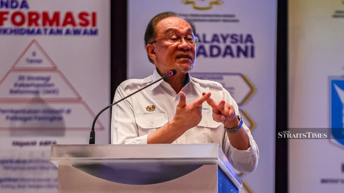 Anwar Ibrahim Defends Mat Sabu Over Remarks at PH Event