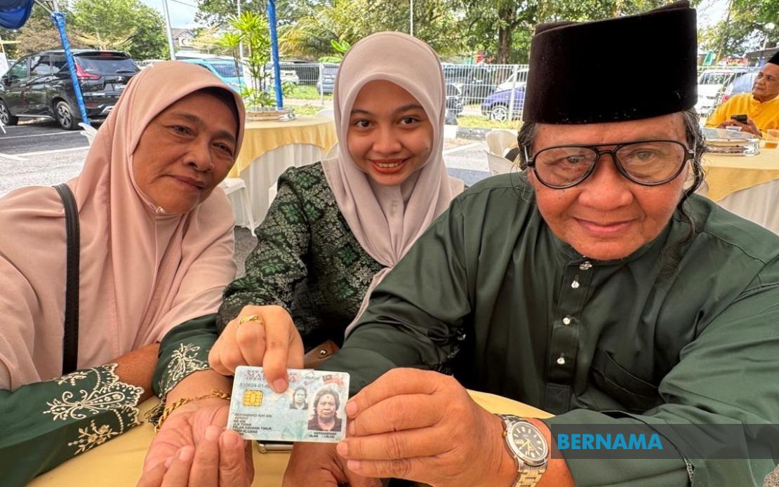 After Decades of Waiting, Johor Felda Settlers Finally Secure Land Ownership