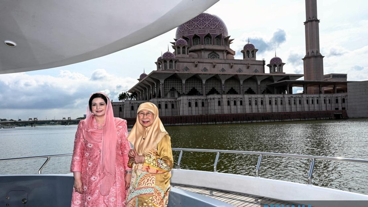 Bangladesh PM's Wife Enjoys Putrajaya Lake Cruise During Malaysia Visit