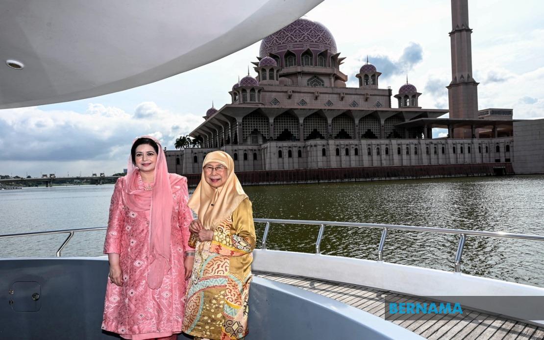 Bangladesh PM's Wife Enjoys Putrajaya Lake Cruise During Malaysia Visit