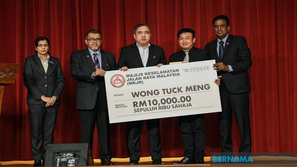 Lorry Driver Wong Tak Ming Honoured for Heroic Actions Saving 21 Bus Passengers at Menora Tunnel