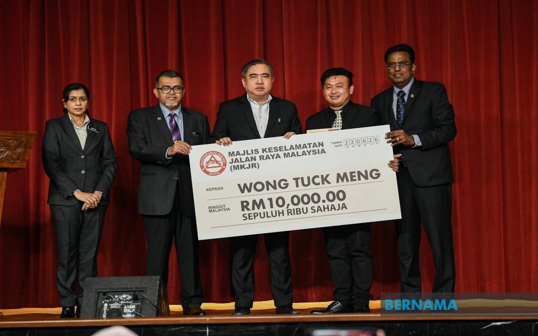 Lorry Driver Wong Tak Ming Honoured for Heroic Actions Saving 21 Bus Passengers at Menora Tunnel