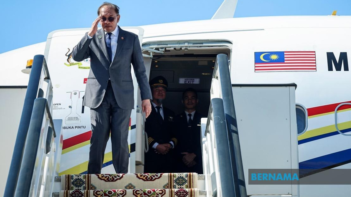 Anwar Returns from Turkmenistan Trip to Champion Malaysia's Media at Penang Celebrations