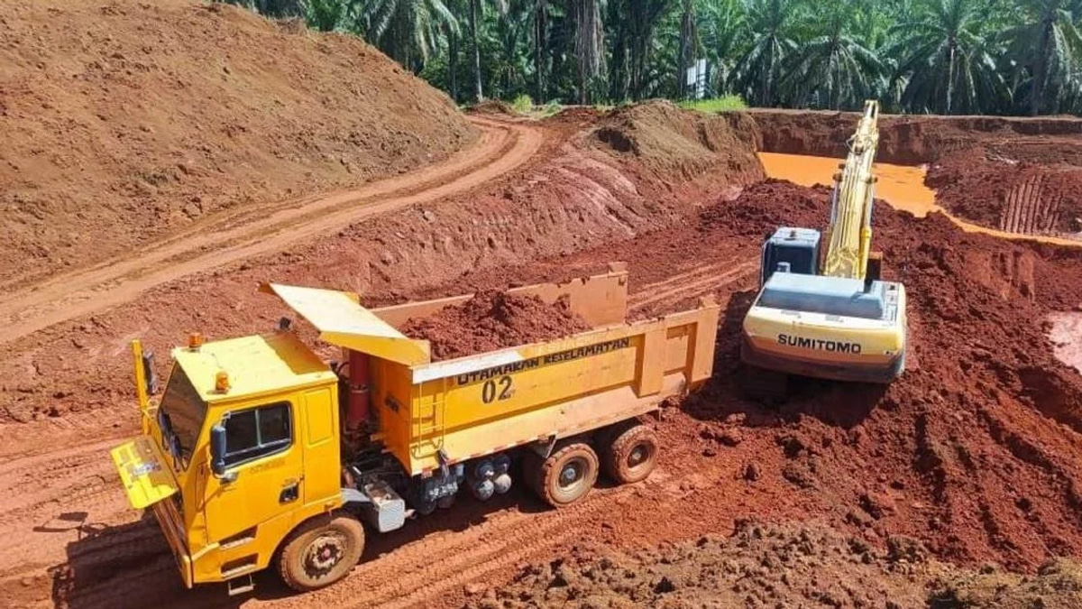 Nine arrested in Kuantan illegal bauxite mining bust; RM3.8m haul recovered