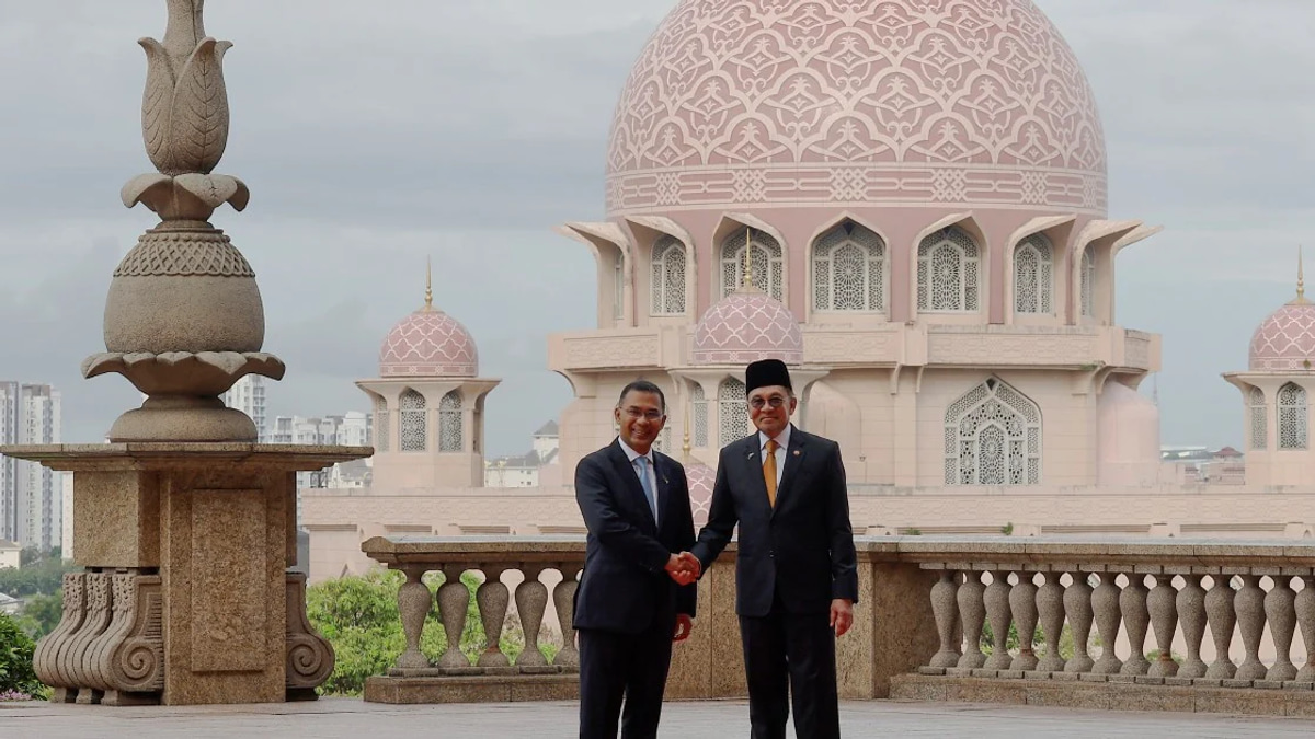Anwar Extends Official Welcome to Bangladesh PM Tarique Rahman in Putrajaya